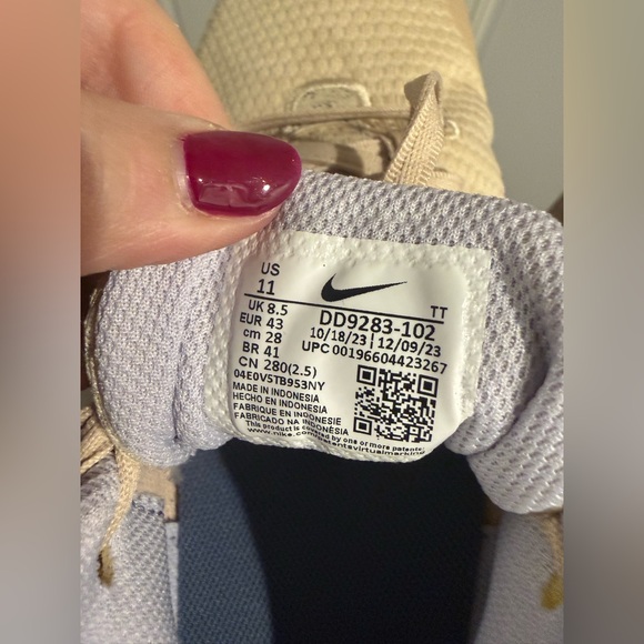 NEW WITHOUT TAGS Nike Beige and Navy Women's Athletic Shoes size 11 - Picture 5 of 5